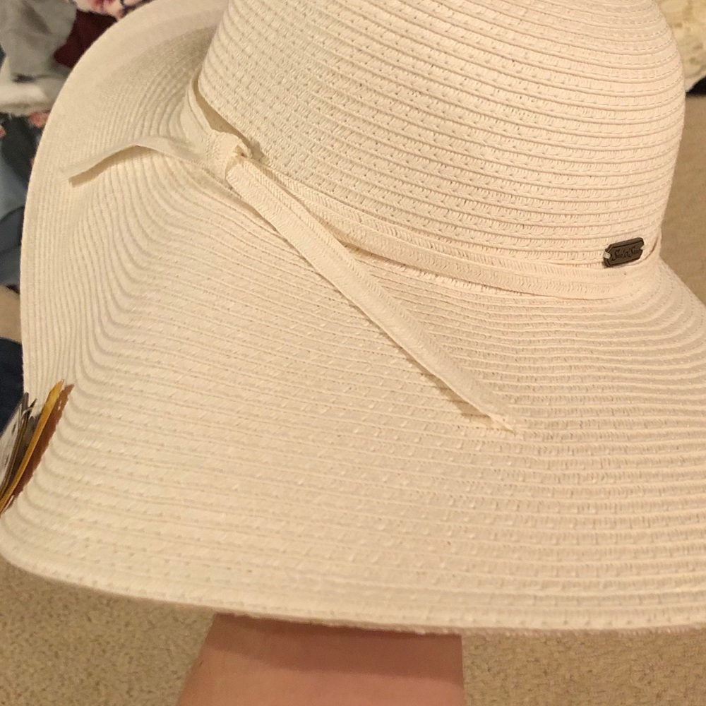 White beach hat